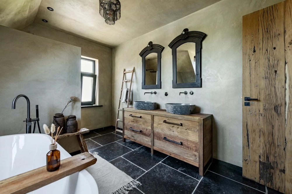 FotoWellnessgevoel in huis met een houten badkamermeubel
